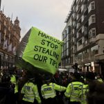 scene-dramatice-intr-un-local-de-lux-din-londra-angajatii-furiosi-pe-conducerea-localului-427300.jpg