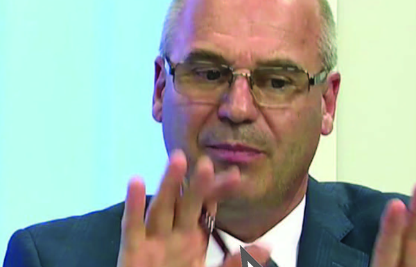 O poză cât un dosar și jumate din salar