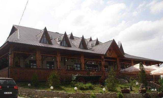 Patronii de la Casa Boiereasca reclamati pentru o teapa cu apartamente de lux