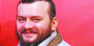 Afară e vopsit gardul, înăuntru vedem artistul