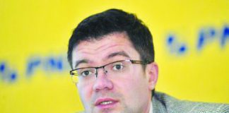 Costel Alexe se pozează cu zebre maro