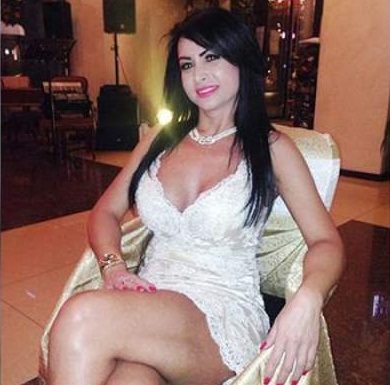 Sexy-dezvoltatoarea a dat de belea! Construiește fără autorizație pe terenul celui mai temut procuror