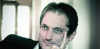 Încet cu consilierul pe scări