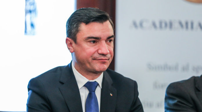 Arhitect-șef cu pedale, / Cît e stagiul lu’ matale ?