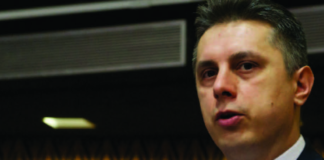 S-avem pardon, s-agită apele. În borcane. S-avem pardon, s-agită apele. În borcane.