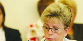 Fata mamii, fă-te că lucrezi. Restu-i can-can Fata mamii, fă-te că lucrezi. Restu-i can-can