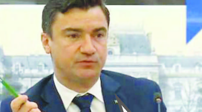 … și cele 10 000 de lopeți ... și cele 10 000 de lopeți