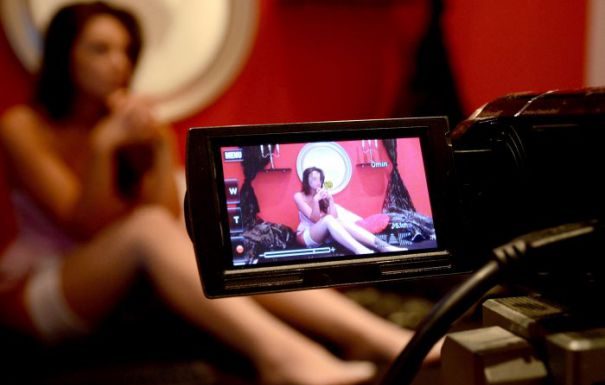 Vixen Studio: „Videochat-ul practicat acasă sau pe cont propriu nu este la fel de profitabil și de bine plătit ca cel de la studio”