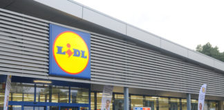 Retailerii continuă lupta pentru a-şi păstra angajaţii: Lidl majorează salariul minim