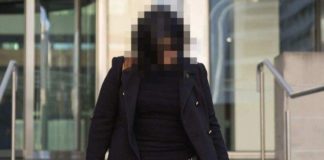 O profesoară, descoperită că făcea amor cu două eleve de-ale sale. Una dintre fete s-a lăudat cu aventura: „Eu și profa ne iubim”