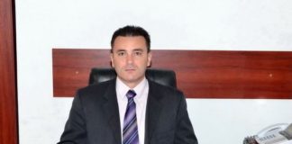 Milițienii din Lețcani plimbă capra comunistă prin IPJ-ul lui Gîtlan