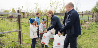 Fundaţia „Antibiotice Ştiinţă şi Suflet” a adus lumină pentru 23 familii nevoiaşe