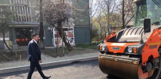 Chirica și compactorul fericesc de zor poporul