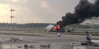Avion cuprins de flăcări, la aterizare, pe aeroportul din Moscova. 10 persoane au decedat
