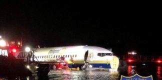 Un Boeing 737 cu 143 de oameni la bord a ratat aterizarea şi a ajuns într-un râu