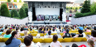 COPIII SUNT INVITAȚI SĂ ÎL ÎNTÂLNEASCĂ PE „MOTANUL ÎNCĂLȚAT”, DUMINICĂ, LA AMFITEATRUL PALAS