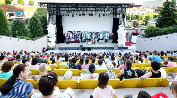 COPIII SUNT INVITAȚI SĂ ÎL ÎNTÂLNEASCĂ PE „MOTANUL ÎNCĂLȚAT”, DUMINICĂ, LA AMFITEATRUL PALAS