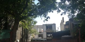 Mafia Imobiliară a intrat cu bocancii în Centrul Istoric. Bloc lipit de o casă lângă Bolta Rece