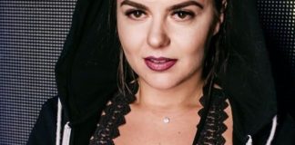 Pe Moșu vreau să-l aștept, sub brad, la Deya la piept