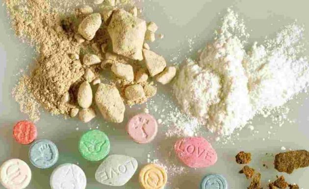 Tânăr prins cu un kilogram de droguri, pe stradă, în Bucureşti