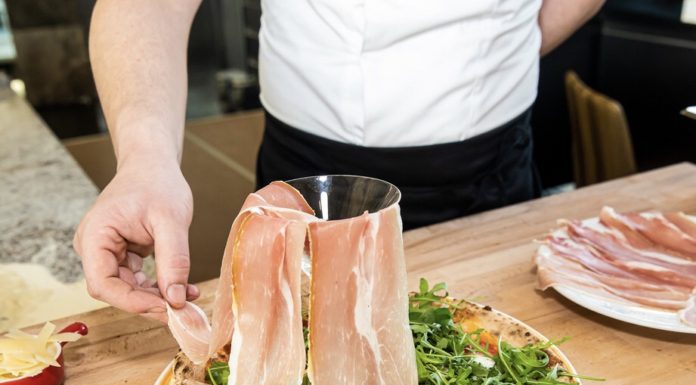 PIZZERIA FAVOLA: LOCAȚIE CU SPECIFIC NAPOLETAN, ÎN PALAS