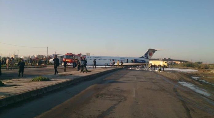 Un avion a iesit de pe pista aeroportului si s-a oprit pe sosea