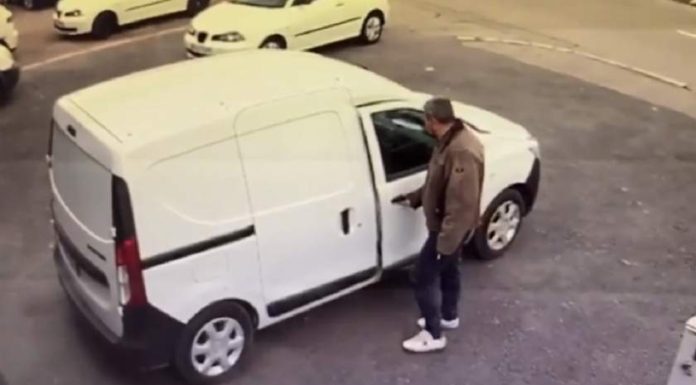 Fost poliţist local, filmat în timp ce fură din maşini