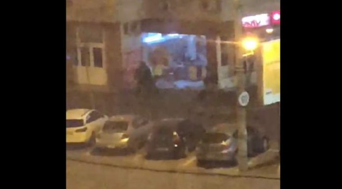 Poliţist filmat cum lovește fără milă o persoană, cu piciorul, pe stradă