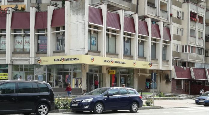 Bani dispăruți din contul unei cliente, la o bancă din Pașcani