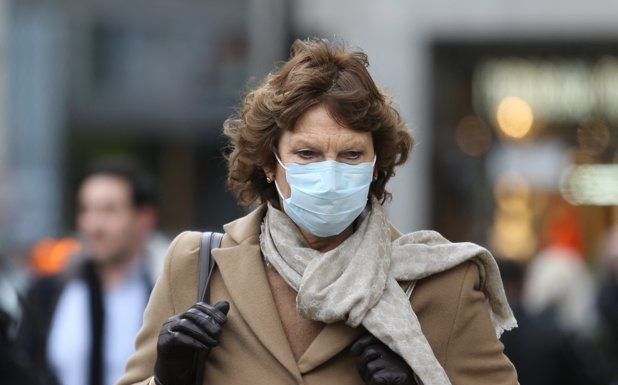 Masca devine obligatorie şi în aer liber la Iași din cauza incidenţei ridicate