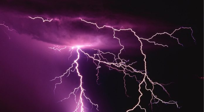 Alertă meteo. Cod GALBEN în 15 judeţe: Meteorologii anunţă ploi torenţiale, descărcări electrice, vijelii şi grindină