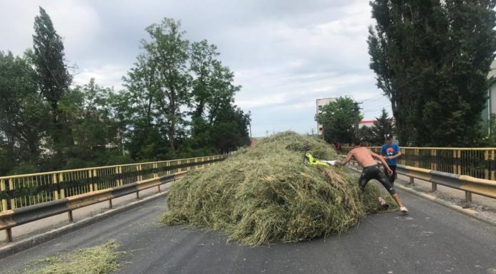 O căruță cu fân s-a răsturnat pe drumul european, în Podu Iloaiei
