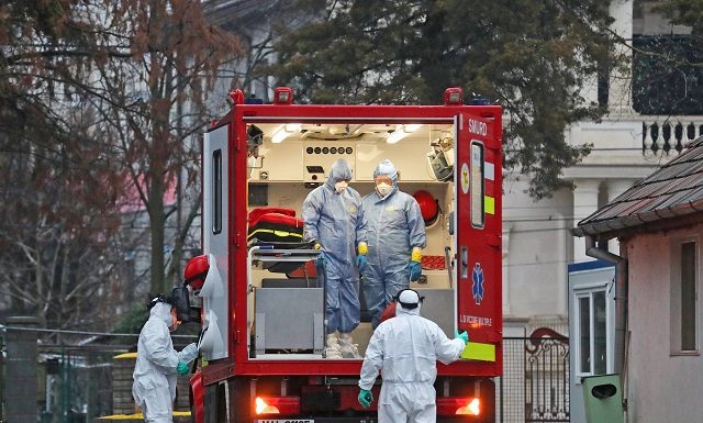 Tabără de muncitori pakistanezi din Brăila, infectată cu COVID-19. În timpul liber, sezonierii NU ar fi respectat regulile interne