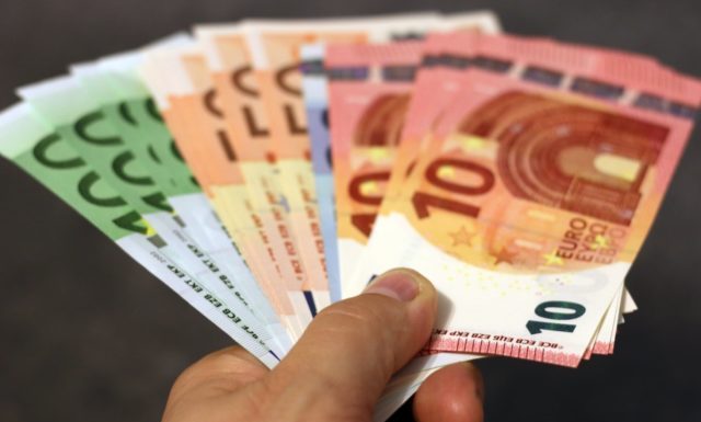 Analiștii financiari prognozează o creștere a monedei euro: va fi peste 5 lei