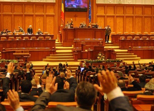 Bugetarii pot munci 5 zile pe lună de acasă: legea a fost adoptată de Parlament