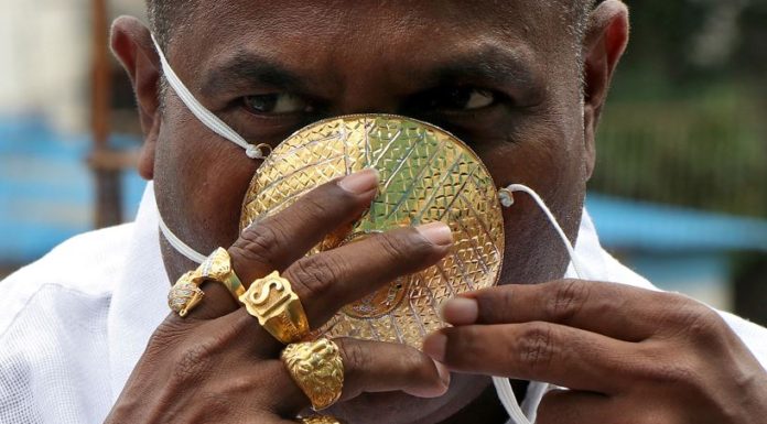Un cetatean indian si-a comandat o masca din aur in valoare de 4.000 de dolari pentru a se proteja de coronavirus