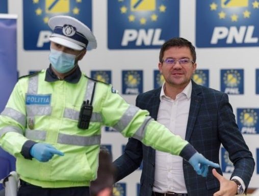 Poliția a amendat PNL Iași cu 5.000 de lei pentru ședința la care s-au încălcat regulile Stării de Alertă