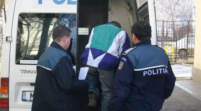 Scene șocante: un șofer l-a înjunghiat în gât pe pasagerul din dreapta sa, după o ceartă