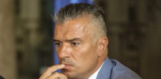 Poli-n gară patinează, Pancu-n Obor catindează