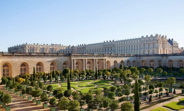Un bărbat îmbrăcat într-un cearceaf, care pretindea că e rege, a fost arestat după ce a intrat prin efracție în Palatul Versailles