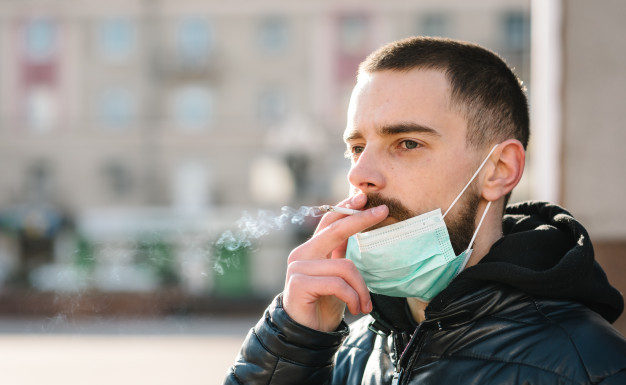 Purtarea mastii nu este obligatorie pentru cei care fumeaza, mananca ori fac activitati fizice individuale, cu pastrarea unei distante de doi metri fata de alte persoane