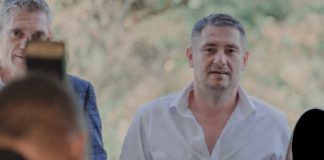 „Capodopera” marelui dezvoltator Oanea: fisuri în plafon, acoperișul construit cu lemnul folosit la cofrarea fundației, cumpărători batjocoriți