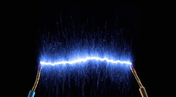 Electricitatea se scumpeste cu pana la 26% de la 1 ianuarie. Se cere amanarea liberalizarii