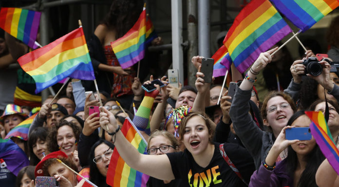 Reprezentanții LGBT JUBILEAZĂ după decizia CCR privind identitatea de gen în școli: ‘CCR a oprit un atac grav asupra democrației și a libertăților de gândire’