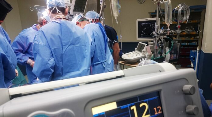 Aproape jumătate dintre pacienţii cu coronavirus trimişi de România în străinătate în plin val patru au decedat