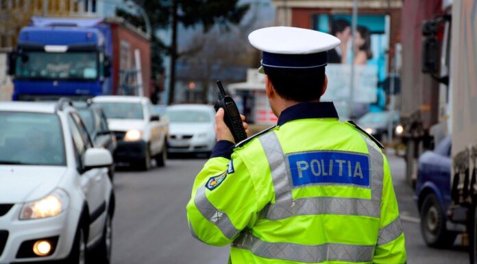 Polițist bătut de două femei la Vaslui, după un control de rutină în trafic. Trei persoane au fost arestate
