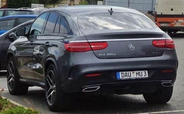 Un Mercedes cu număr de înmatriculare obscen, oprit în trafic: Amenzi de mii de lei pentru şofer