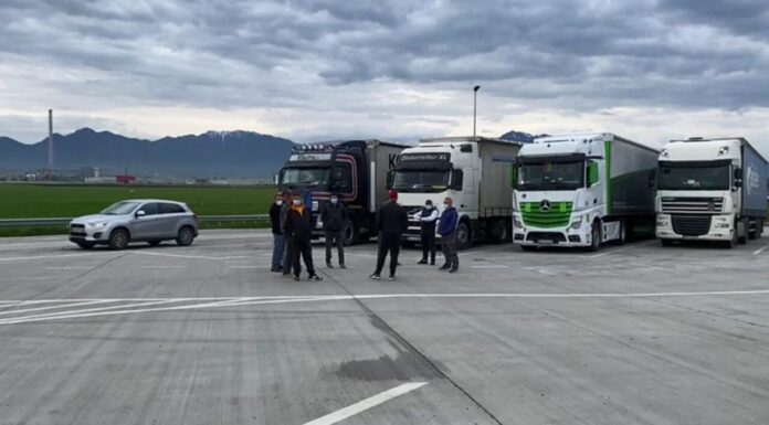 Șoferii de camioane s-au săturat de drumurile proaste: protest de amploare pe DN1/ VIDEO