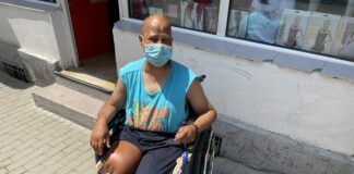 Poliția Locală a amendat un bărbat fără un picior, în scaun cu rotile și bolnav de cancer pentru că nu a dovedit cu documente că este inapt de muncă