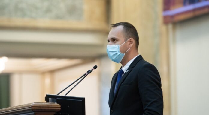 Cristi Berea, senator USR-PLUS: “Chirica și Alexe nu sunt anchetați penal pentru fapte săvârșite în calitate de membri PNL, ci în calitate de reprezentanți ai ieșenilor“